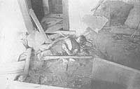 Il cadavere di Cesarino subito dopo l'attentato